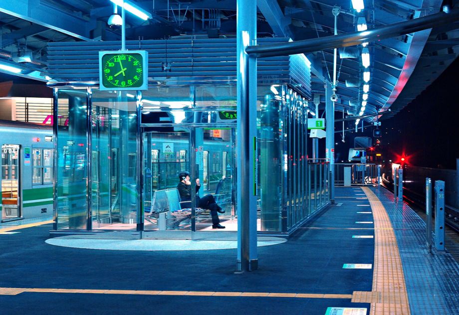 Luci blu nelle stazioni del Giappone